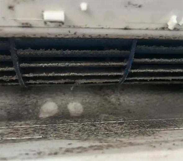 石屏空调吹的风有股烧焦味是怎么回事